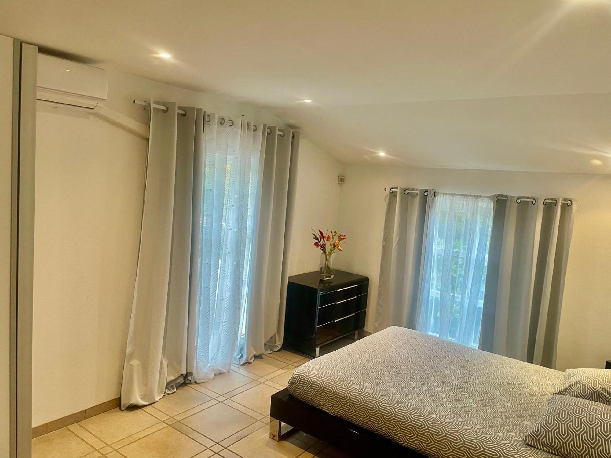 Villa Avec Piscine Vue Sur La *